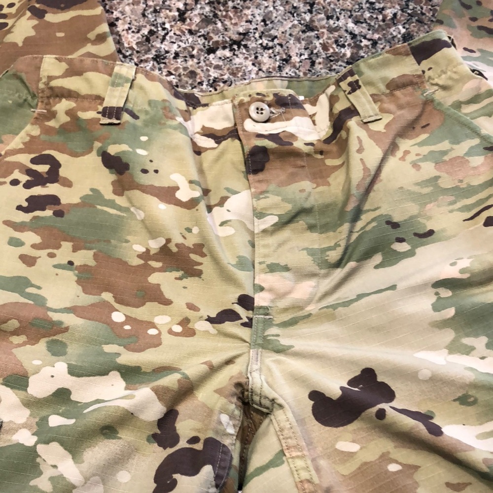 Camouflage pants size medium. Inseam 29 1/2 to 32 1/2 waist 31 to 35 inches.